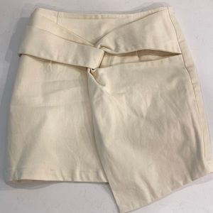 Size M cream skort